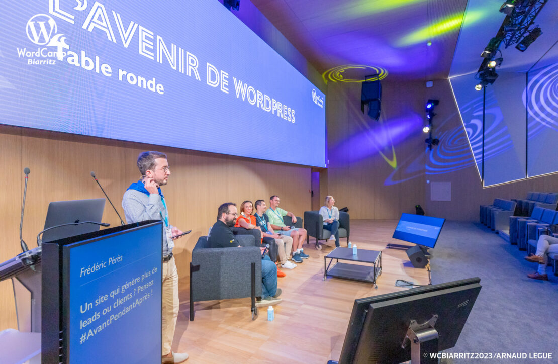 Panel d'experts sur scène au Connecteur de Biarritz