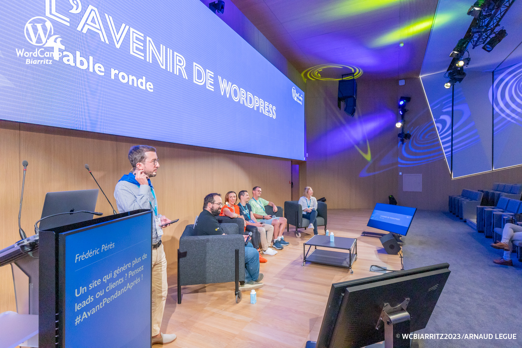 Aurélien Denis animant la table ronde du WordCamp Biarritz 2023