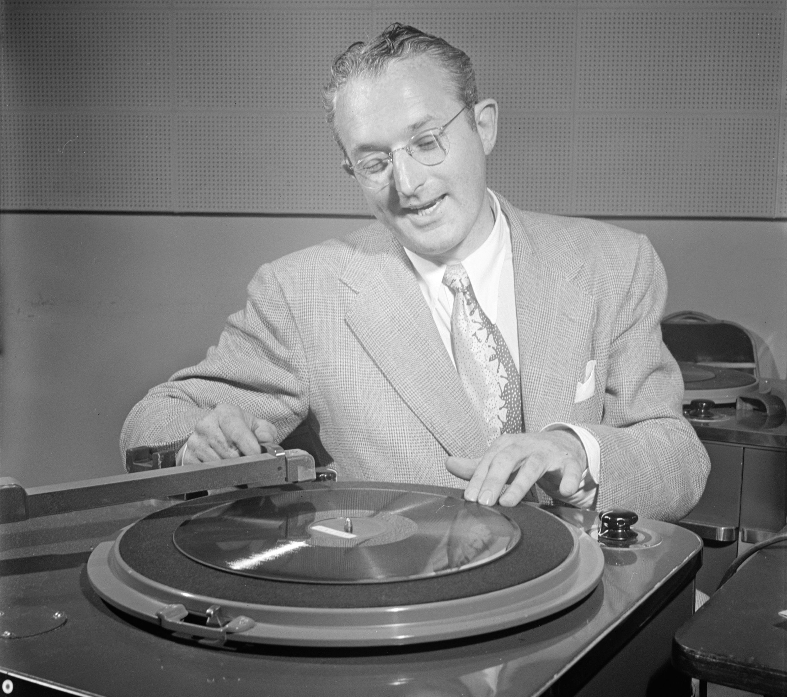 Homme avec tourne-disque en studio d'enregistrement.
