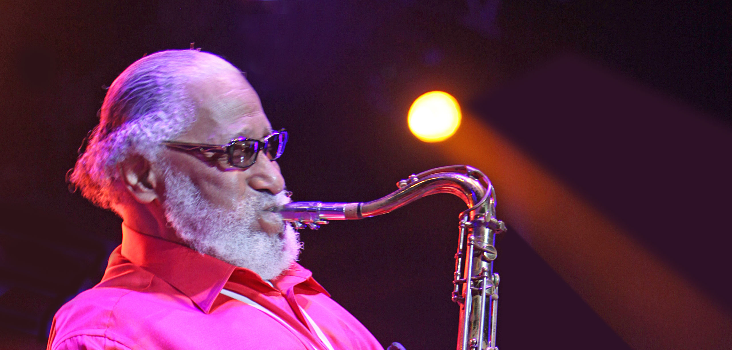 Musicien jouant du saxophone sur scène.